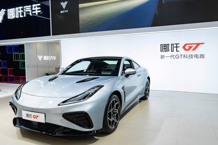 重庆232哪吒汽车在智能汽车领域的表现，领途汽车在新能源汽车市场中的影响力